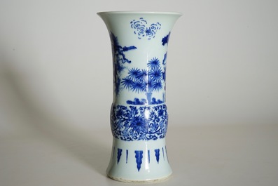 Un vase de forme gu en porcelaine de Chine bleu et blanc de style Transition, 19/20&egrave;me