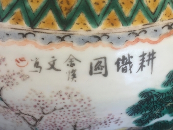 Een grote Chinese famille verte vaas met landschapsdecor en kalligrafie, 19e eeuw