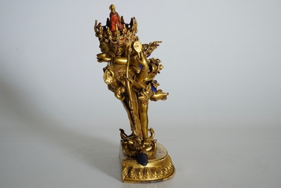 Een Sino-Tibetaanse vergulde bronzen figuur van Chakrasamvara, 17/18e eeuw