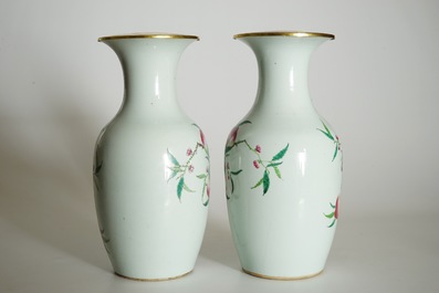 Une paire de vases en porcelaine de Chine famille rose &agrave; d&eacute;cor de &quot;neufs p&ecirc;ches&quot;, 19&egrave;me