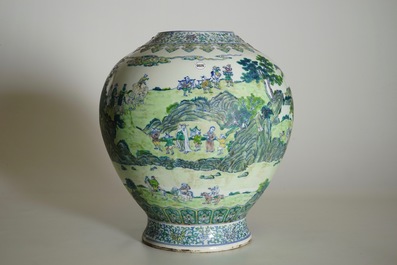 Un grand vase au paysage en porcelaine de Chine doucai, marque de Qianlong, 19/20&egrave;me