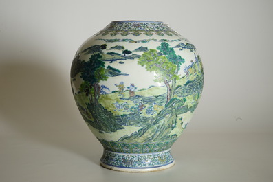 Un grand vase au paysage en porcelaine de Chine doucai, marque de Qianlong, 19/20&egrave;me