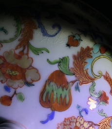 Une &eacute;cuelle couverte en porcelaine de Chine &agrave; d&eacute;cor &quot;Pompadour&quot;, vers 1745