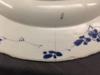 Een blauw-witte Chinese schotel voor de Nederlandse markt met het wapen van Pelgrom, Kangxi