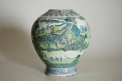 Un grand vase au paysage en porcelaine de Chine doucai, marque de Qianlong, 19/20&egrave;me