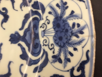 Een blauw-witte Chinese schotel voor de Nederlandse markt met het wapen van Pelgrom, Kangxi