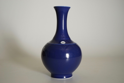 Un vase de forme bouteille en porcelaine de Chine monochrome bleu, marque et &eacute;poque de Guangxu