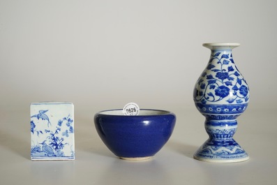 Un vase d'autel en porcelaine de Chine bleu et blanc, marque de Qianlong, un cachet triangulaire et un bol monochrome, 19/20&egrave;me