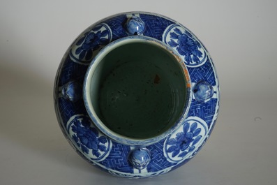 Een grote Chinese blauw-witte vaas, Ming, Wanli
