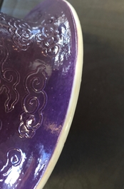 A Chinese purple ground vase with incised design of dragons, 19/20th C.