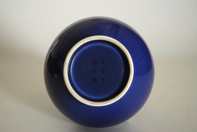 Un vase de forme bouteille en porcelaine de Chine monochrome bleu, marque et &eacute;poque de Guangxu