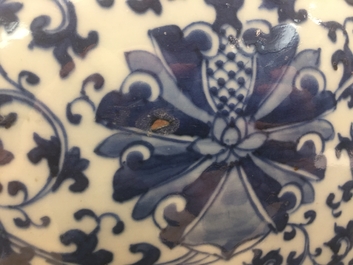 Une paire d&rsquo;acquariums en porcelaine de Chine bleu et blanc aux rinceaux de lotus, 19&egrave;me