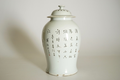 Un vase couvert en porcelaine de Chine qianjiang cai &agrave; d&eacute;cor des &quot;100 antiquit&eacute;s&quot;, 19/20&egrave;me