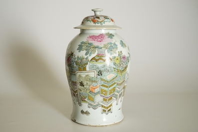 Un vase couvert en porcelaine de Chine qianjiang cai &agrave; d&eacute;cor des &quot;100 antiquit&eacute;s&quot;, 19/20&egrave;me