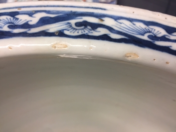 Une paire d&rsquo;acquariums en porcelaine de Chine bleu et blanc aux rinceaux de lotus, 19&egrave;me