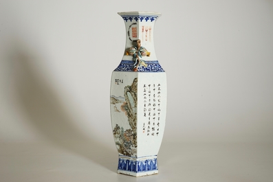 Een Chinese hexagonale vaas met qianjiang cai decor, 19/20e eeuw