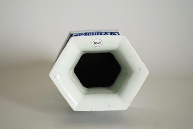 Un vase hexagonal en porcelaine de Chine famille qianjiang cai, 19/20&egrave;me