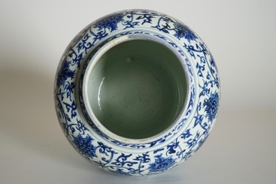Un vase en porcelaine de Chine bleu et blanc aux rinceaux de lotus, Ming, Wanli