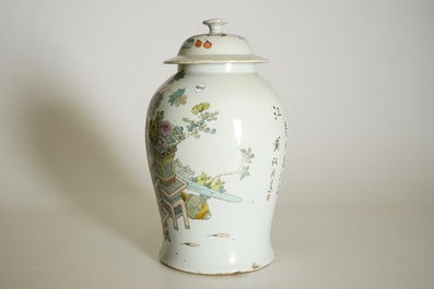 Un vase couvert en porcelaine de Chine qianjiang cai &agrave; d&eacute;cor des &quot;100 antiquit&eacute;s&quot;, 19/20&egrave;me