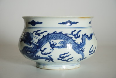 Een Chinese blauw-witte wierookbrander met vechtende draken, Kangxi