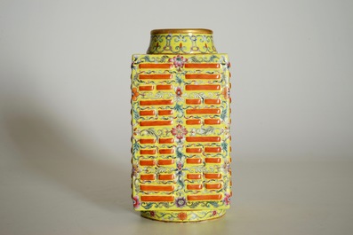 Un vase de forme cong aux trigrammes en porcelaine de Chine sur fond jaune, 19/20&egrave;me