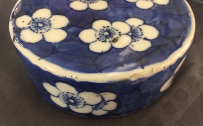 Un bassin et deux pots couverts en porcelaine de Chine famille rose et bleu et blanc, 19/20&egrave;me