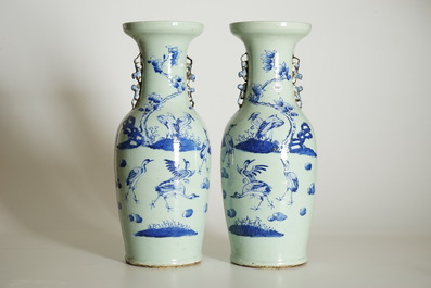 Een paar Chinese vazen met blauw-wit decor van kraanvogels op celadon fond, 19e eeuw