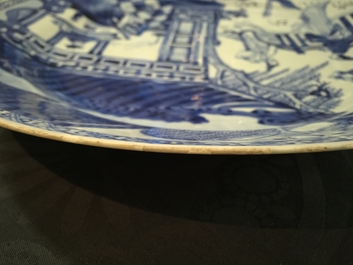 Un plat en porcelaine de Chine bleu et blanc &agrave; d&eacute;cor de &quot;La Romance de la chambre de l'ouest&quot;, Yongzheng