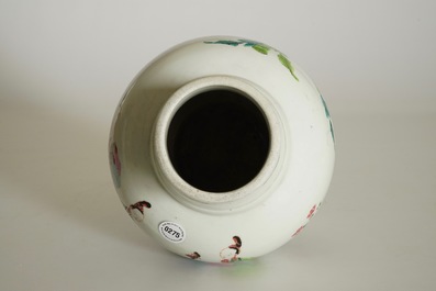 Un vase de forme boule en porcelaine de Chine famille rose, Yongzheng