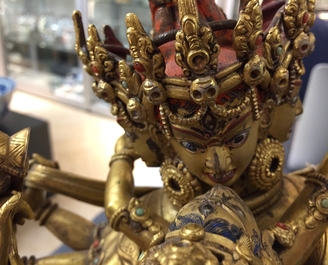 Een Sino-Tibetaanse vergulde bronzen figuur van Chakrasamvara, 17/18e eeuw