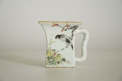 Une tasse &agrave; vin en porcelaine de Chine qianjiang cai et deux coupes ovales, 19/20&egrave;me