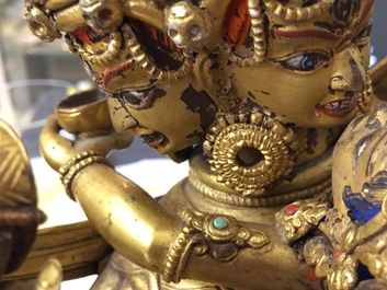 Een Sino-Tibetaanse vergulde bronzen figuur van Chakrasamvara, 17/18e eeuw