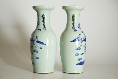 Een paar Chinese vazen met blauw-wit decor van kraanvogels op celadon fond, 19e eeuw