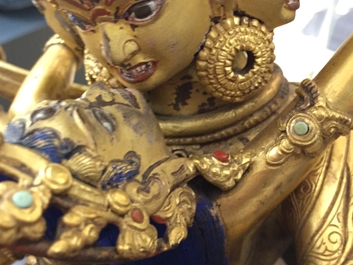 Een Sino-Tibetaanse vergulde bronzen figuur van Chakrasamvara, 17/18e eeuw