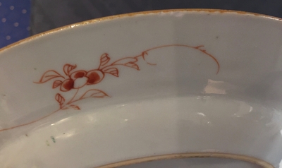 Een paar Chinese famille rose export &ldquo;Pompadour&rdquo; borden, ca. 1745