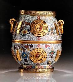 Un vase de forme hu en cloisonn&eacute; et bronze dor&eacute;, marque et poss. &eacute;poque de Jiaqing, 19&egrave;me