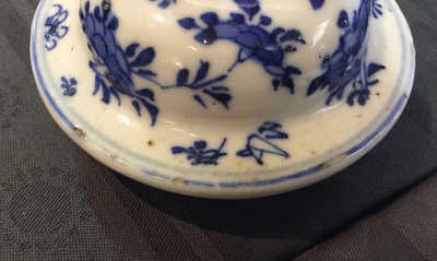 Une garniture aux dragons de cinq pi&egrave;ces en porcelaine de Chine bleu et blanc, 19&egrave;me