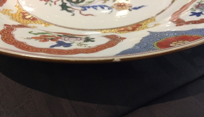 A pair of Chinese export porcelain &ldquo;Pronk-studio&rdquo; plates, Qianlong