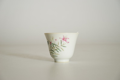 Une tasse &agrave; sauterelle en porcelaine de Chine famille rose, marque de Tongzhi, 19/20&egrave;me