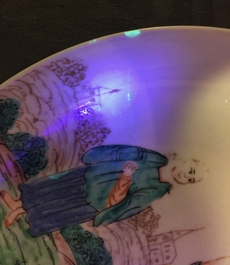 Une assiette en porcelaine de Chine d'exportation &agrave; d&eacute;cor hollandais d'un calvaire, Qianlong