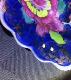 Une paire d'assiettes en porcelaine de Chine &agrave; d&eacute;cor feuille de tabac, Qianlong