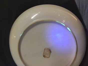 Une assiette en porcelaine de Chine d'exportation &agrave; d&eacute;cor hollandais d'un calvaire, Qianlong