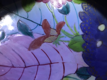 Een Chinese famille rose schotel met tabaksbladeren decor, Qianlong