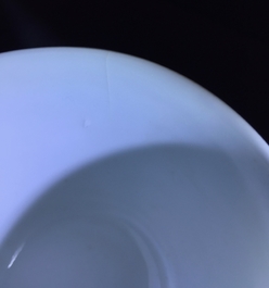 Une paire de tasses et soucoupes en porcelaine de Chine bleu et blanc et dor&eacute;, Qianlong