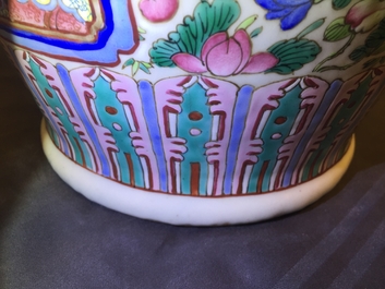 Une paire de vases en porcelaine de Chine famille rose, 19&egrave;me