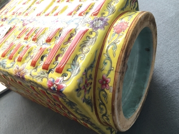Un vase de forme cong aux trigrammes en porcelaine de Chine sur fond jaune, 19/20&egrave;me