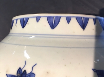 Un pot ovo&iuml;de et son couvercle en porcelaine de Chine bleu et blanc, &eacute;poque Transition, Chongzhen