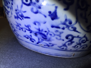 Een Chinese blauw-witte vaas met lotusdecor, Ming, Wanli