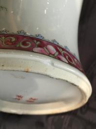 Un vase en porcelaine de Chine famille rose &agrave; d&eacute;cor floral, 19/20&egrave;me