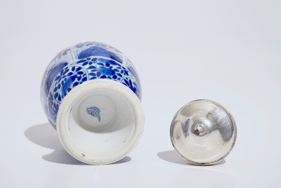 Een blauwwitte Chinese vaas met zilvermontuur, Kangxi